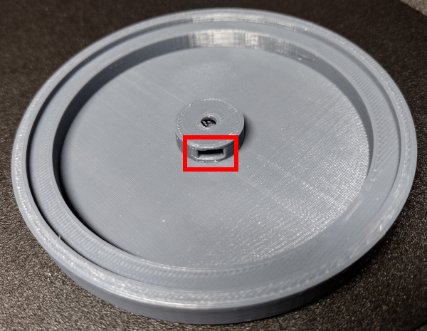 Square captive nut location in cap